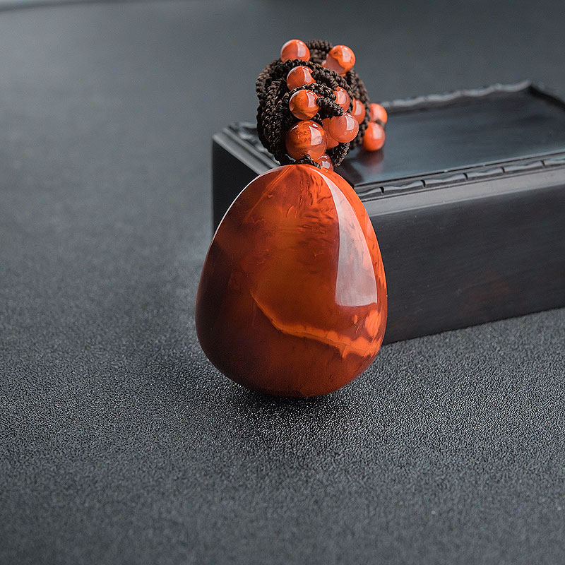 俏色南红吊坠-红掌柜