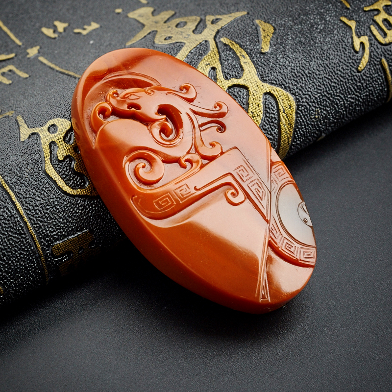 南红巧雕仿古龙牌吊坠 - 红掌柜