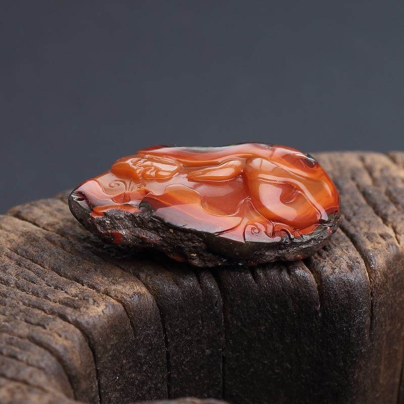 川料天然铁皮包浆料南红吊坠-红掌柜