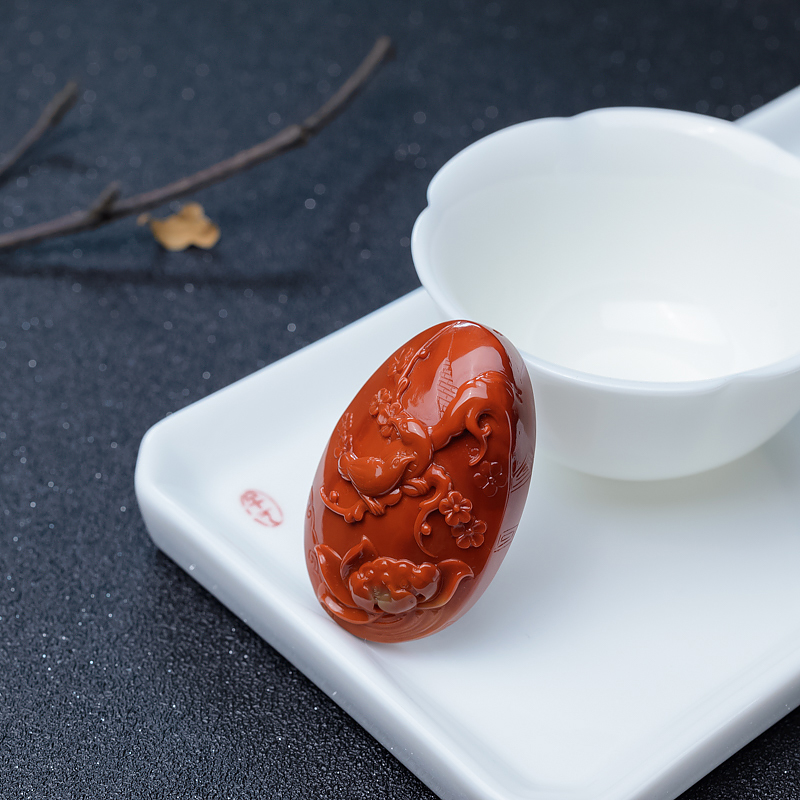 南红喜上眉俏吊坠-红掌柜