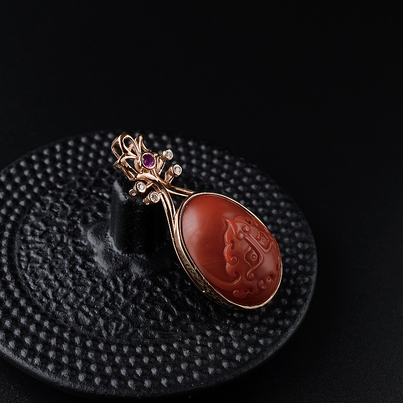 金镶仿古琵琶南红吊坠-红掌柜