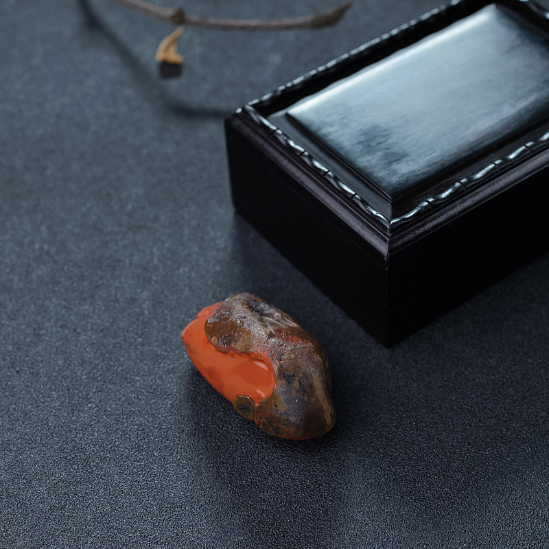 铁皮包浆料南红吊坠-红掌柜