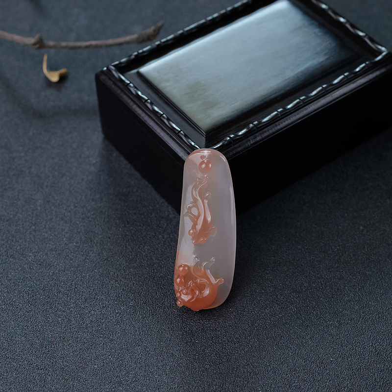 冰飘料南红年年有余吊坠-红掌柜