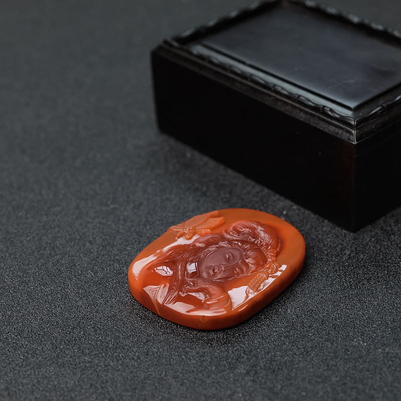 俏色南红仕女吊坠-红掌柜