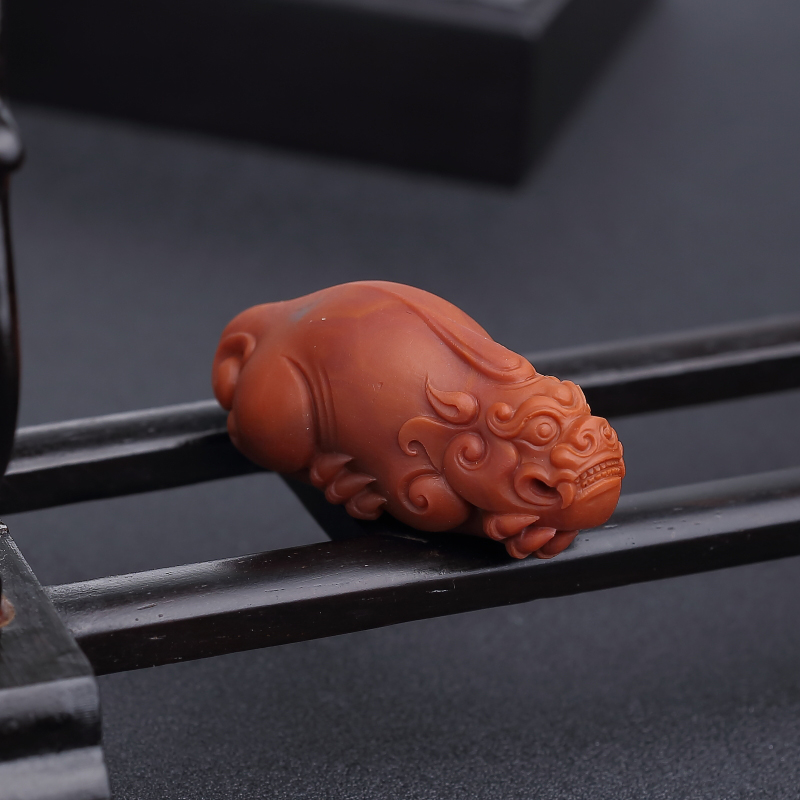 天然俏色南红貔貅吊坠-红掌柜