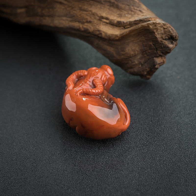 天然南红牛吊坠-红掌柜