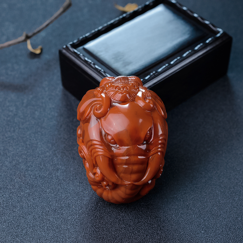 柿子红南红封侯拜相手把件-红掌柜