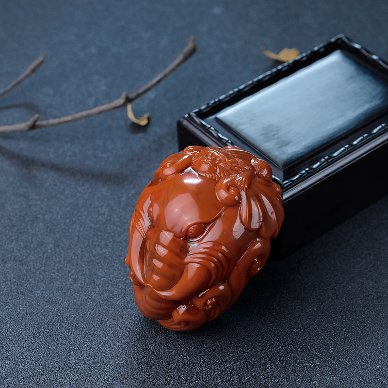 南红封侯拜相手把件-红掌柜