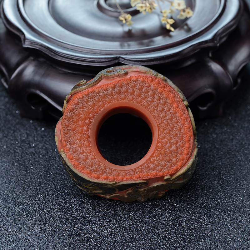 铁皮包浆料南红龙凤扣吊坠-红掌柜