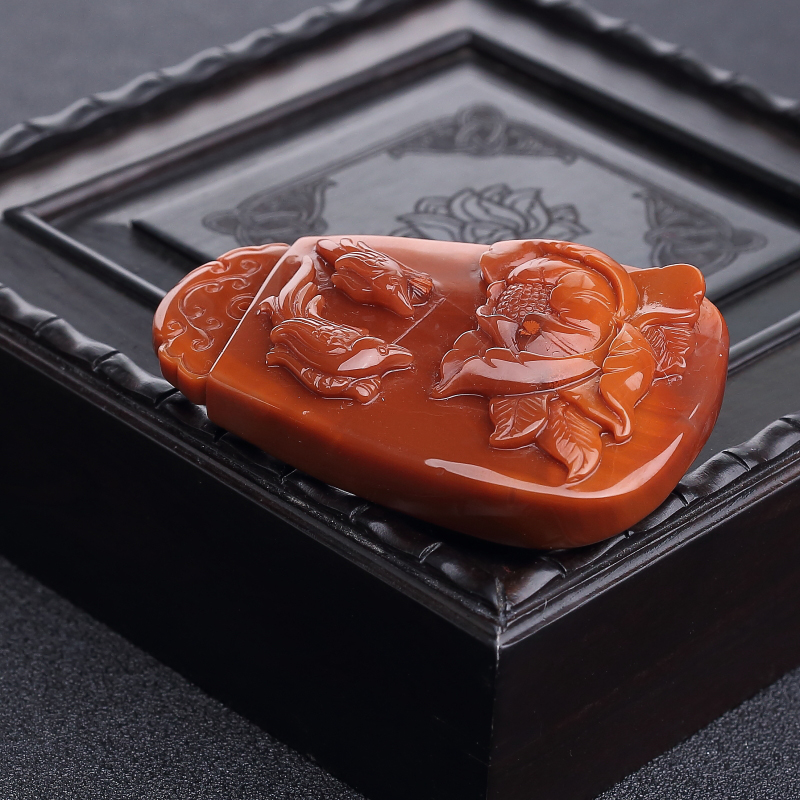 俏色南红鸟语花香吊坠-红掌柜