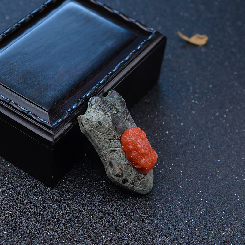 镶南红龙头吊坠-红掌柜