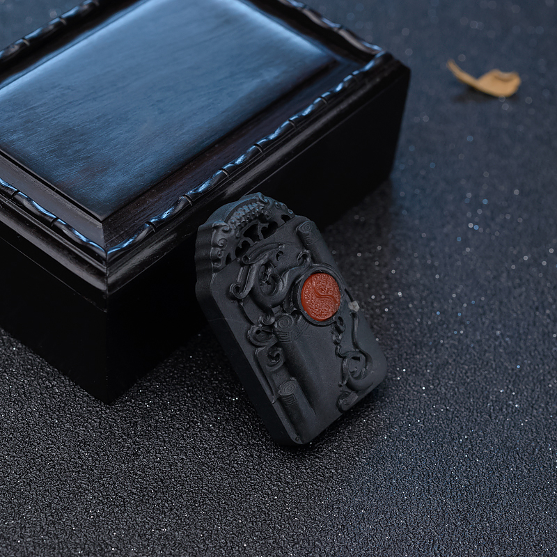 镶南红仿古龙吊坠-红掌柜