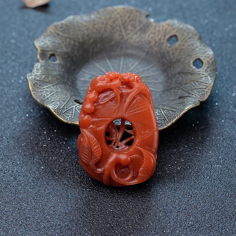 柿子红南红镂雕吊坠-红掌柜