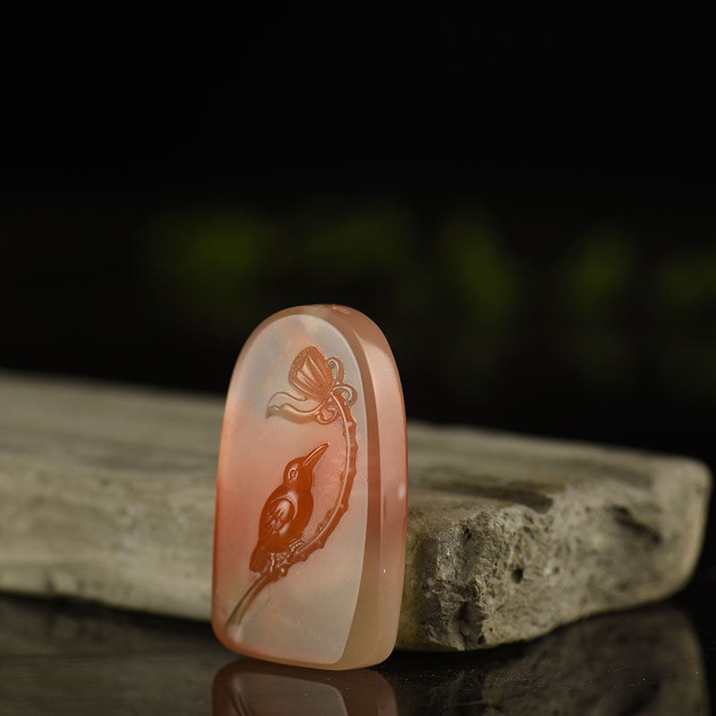 俏色南红吊坠-红掌柜