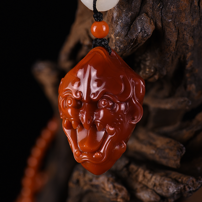 俏色南红吊坠-红掌柜