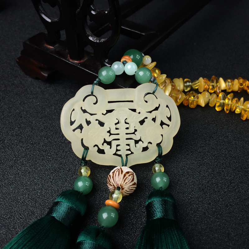 新疆天然新山玉车挂-红掌柜