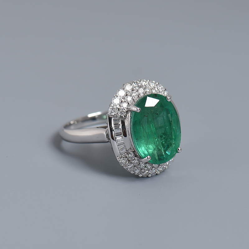 18K白金镶钻鲜绿祖母绿刻面戒指 - 红掌柜