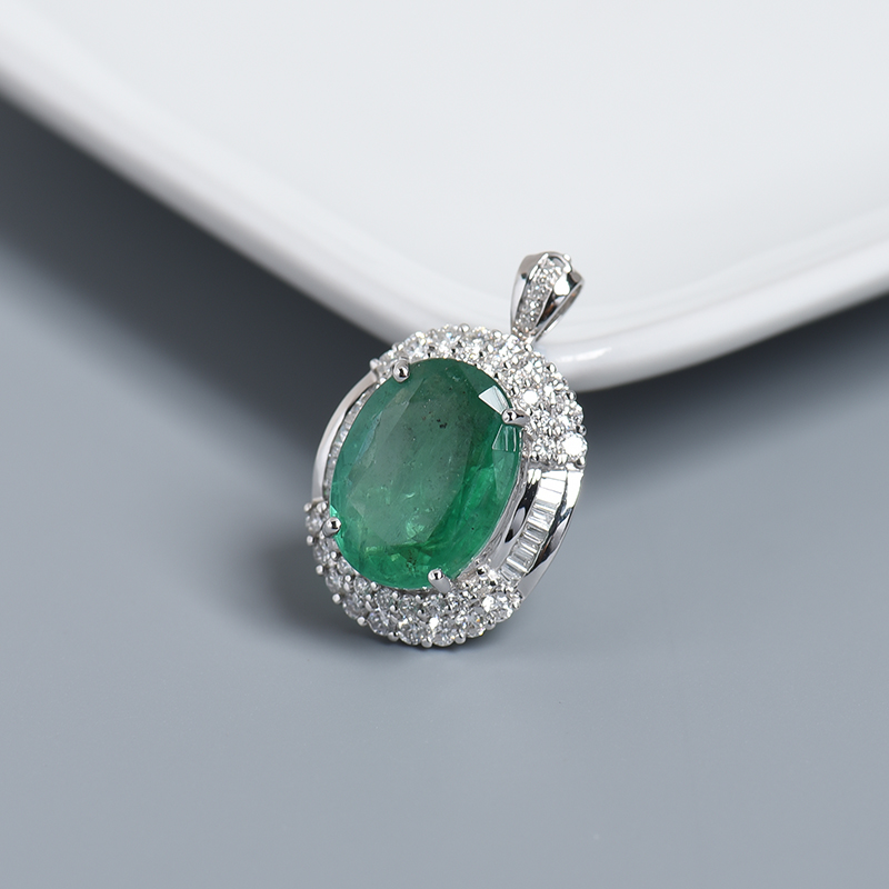 18K白金镶钻鲜绿祖母绿刻面吊坠 - 红掌柜