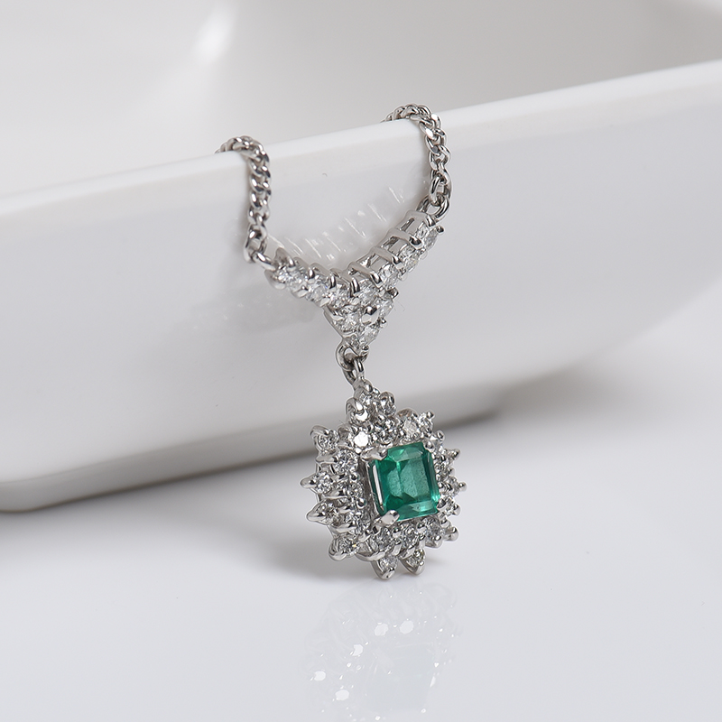 铂金镶钻鲜绿色祖母绿刻面项链-红掌柜