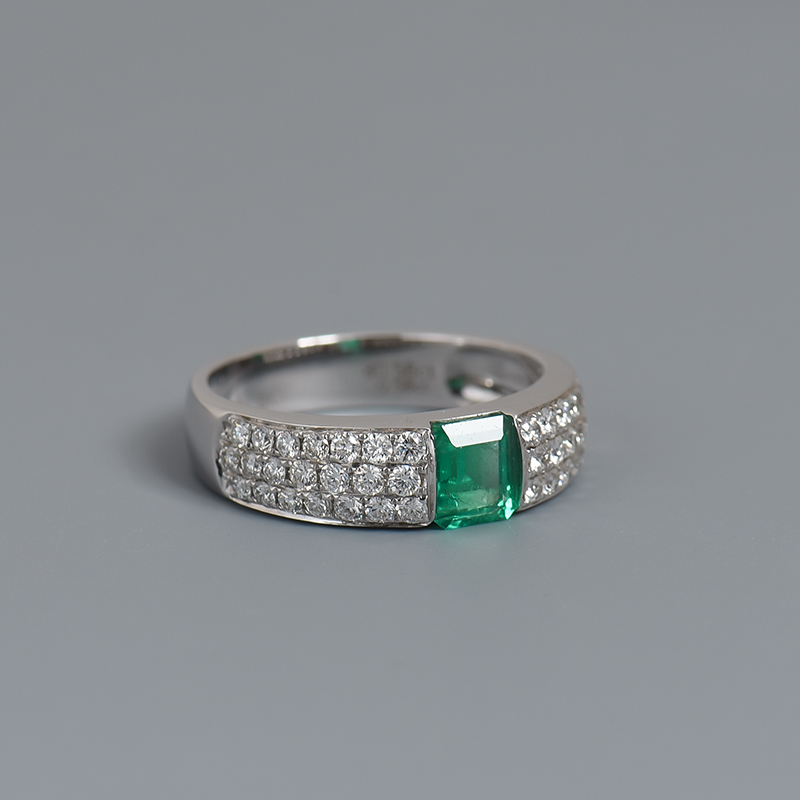 18K金镶钻祖母绿刻面戒指-红掌柜