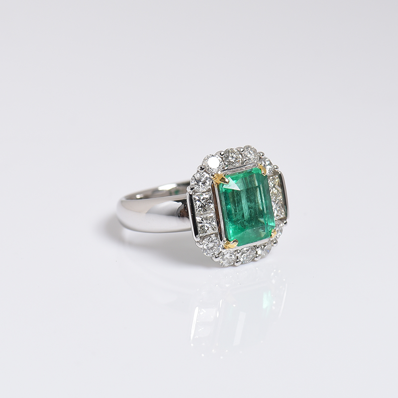 18K白金镶钻鲜绿祖母绿刻面戒指 - 红掌柜