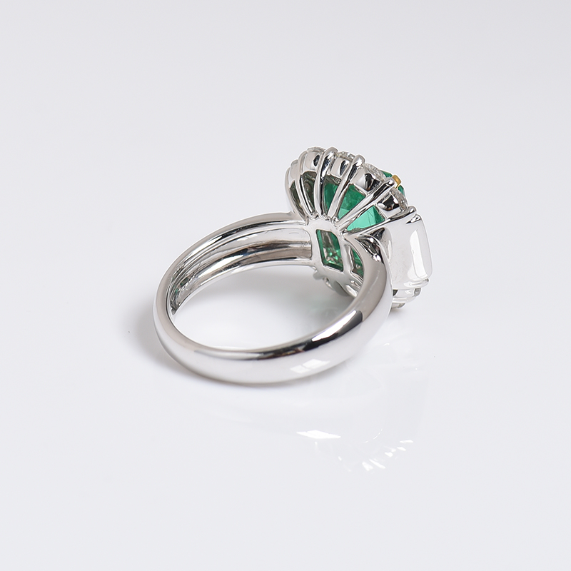 18K白金镶钻鲜绿祖母绿戒指 - 红掌柜