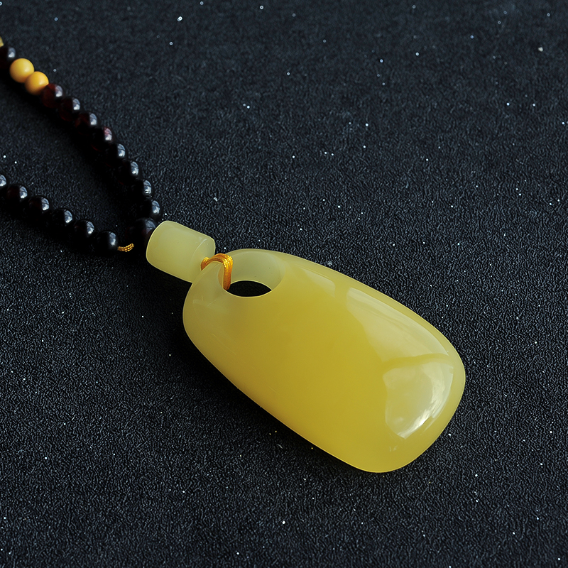 鸡油黄同心锁蜜蜡吊坠