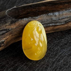 鸡油黄蜜蜡悟道吊坠