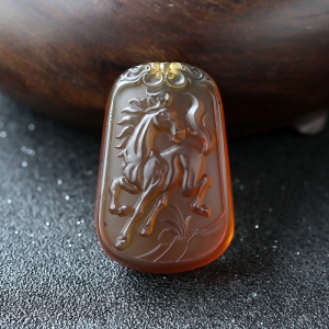 棕珀马吊坠