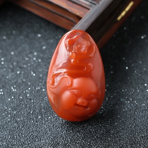 樱桃红生肖猪吊坠