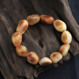 带皮蜜蜡随形手串