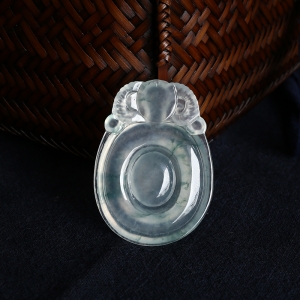 冰种飘花翡翠羊吊坠