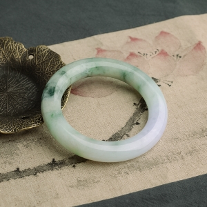 糯种春带彩翡翠手镯