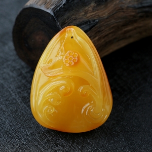 鸡油黄蜜蜡莲子吊坠