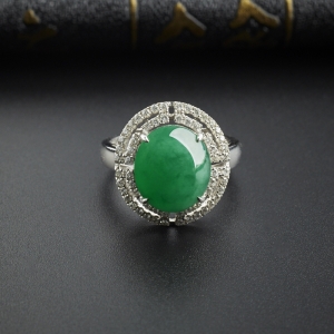 18K金镶钻糯种阳绿翡翠戒指