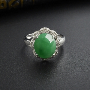 18K金镶钻糯种阳绿翡翠戒指