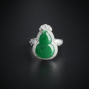 18K金镶钻翡翠戒指