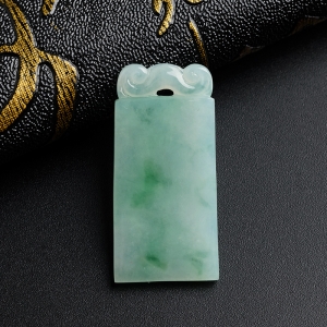 翡翠冰糯种浅绿飘花无事牌吊坠