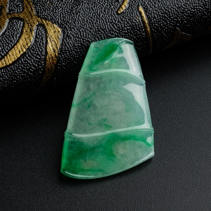 翡翠冰糯种飘绿竹节吊坠