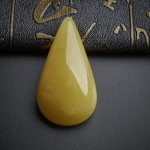 满蜜鸡油黄水滴吊坠