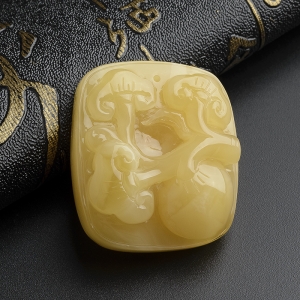 鸡油黄满蜜寿桃吊坠