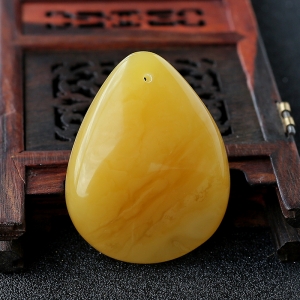 鸡油黄蜜蜡随形吊坠