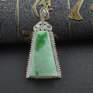 糯种飘翠翡翠牌子吊坠
