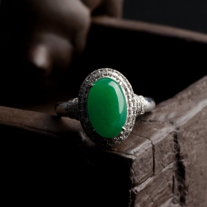 18K金镶钻糯种阳绿翡翠戒指