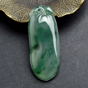 冰糯种飘绿翡翠福瓜吊坠