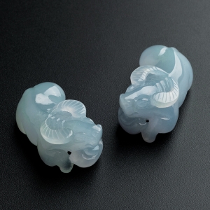 糯冰种翡翠蓝底牛吊坠（一对）