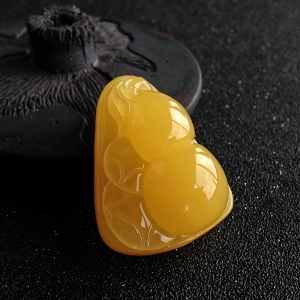 鸡油黄蜜蜡葫芦吊坠