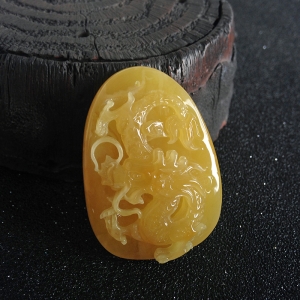 鸡油黄蜜蜡龙牌吊坠