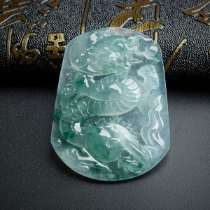 冰种飘花翡翠龙牌（左）