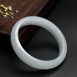 细糯冰种翡翠手镯